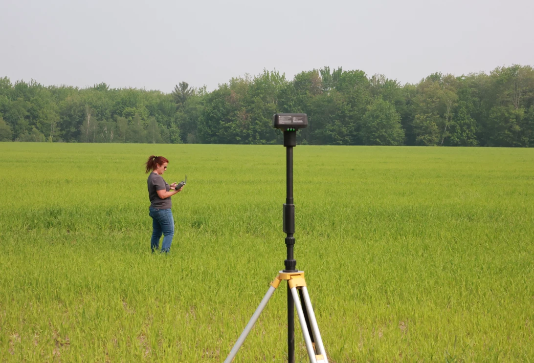 Véronique Jacques pilote un drone d'épandage.