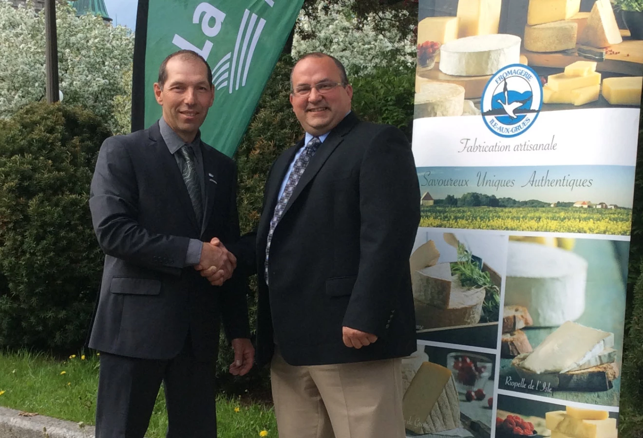 Photo : Yvon Cyr, président de La Coop Agrilait et Frédéric Poulin, président de la Société coopérative agricole de l'Île-aux-Grues.