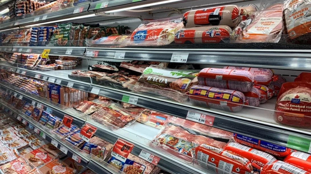 Allée des viandes dans une épicerie