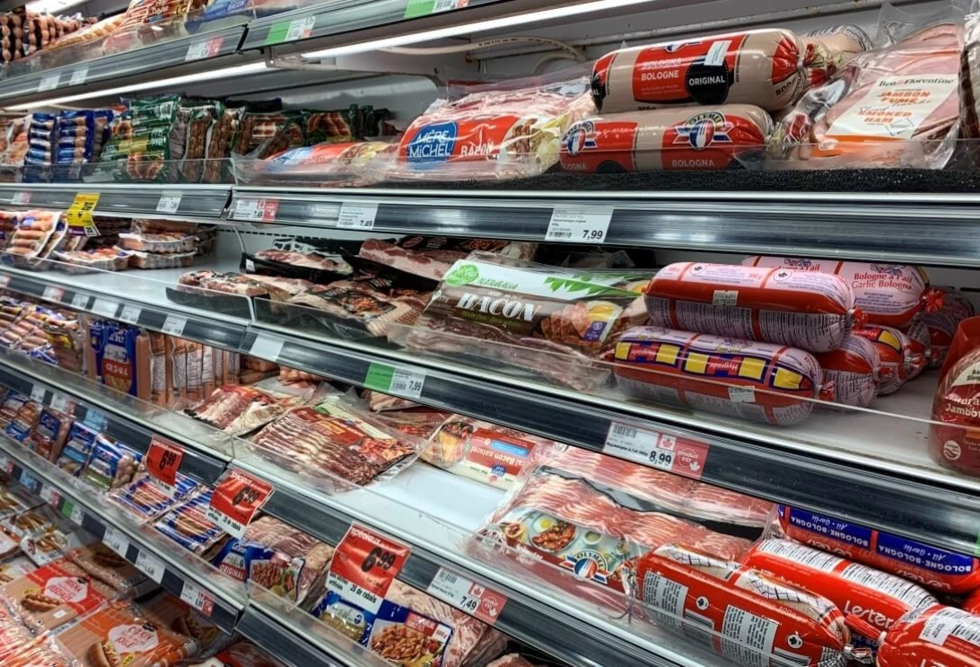 Allée des viandes dans une épicerie