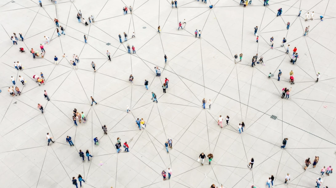 Liens entre plusieurs personnes créant un réseau