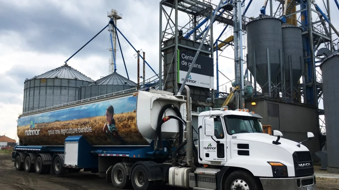 Camion devant le centre de grains