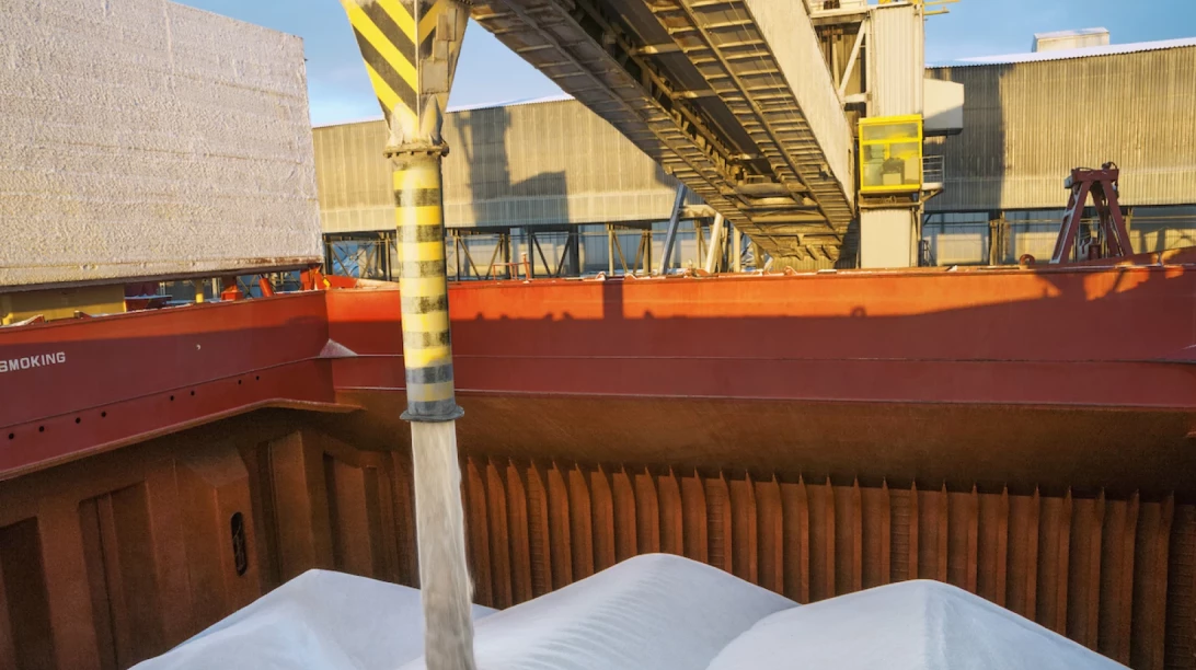 Chargement d'engrais dans un bateau cargo