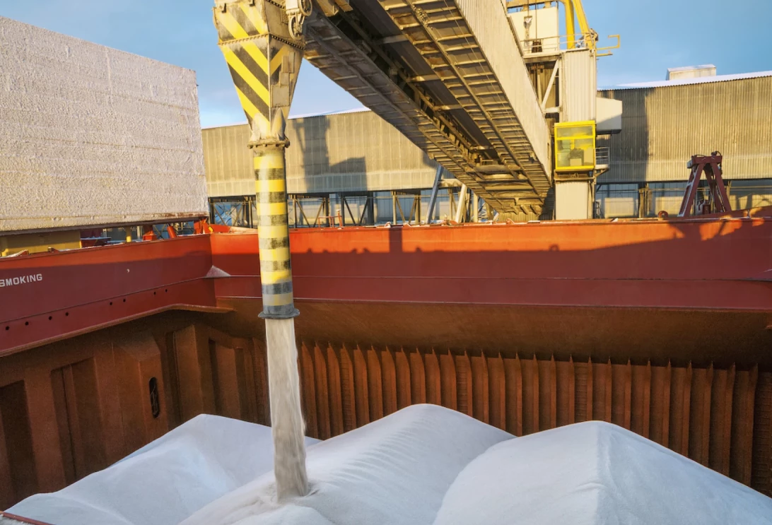 Chargement d'engrais dans un bateau cargo
