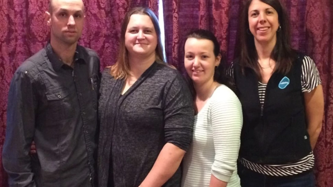 De gauche à droite : Dominique Bard, Amélie Tremblay, propriétaires de la Ferme Barjo, Charlène Bouchard, employée à la ferme, Karen Bergeron, conseillère stratégique Valacta.