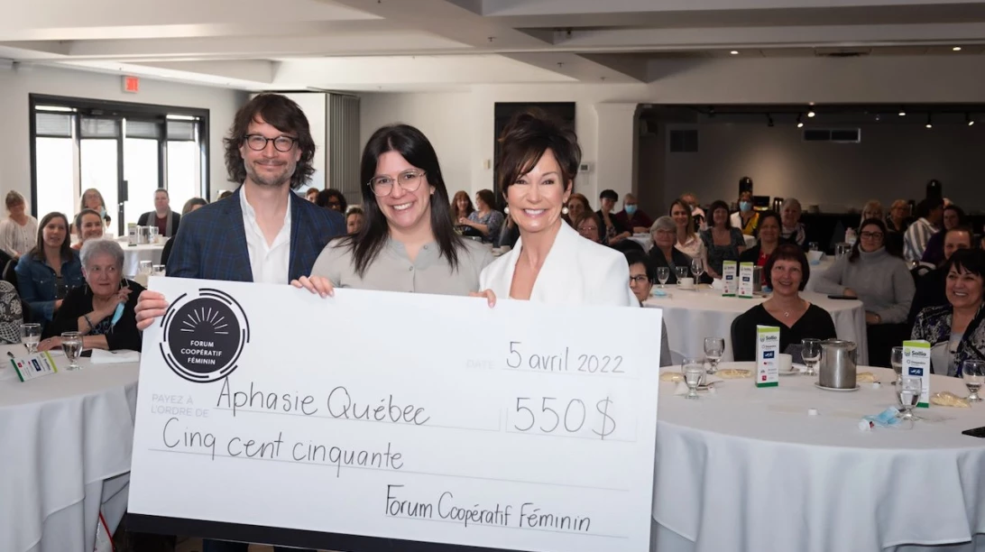 Louis-Philippe Rivard, Émilie Claveau de Covris Coopérative et Josée Boudreault, avec le chèque de 550 $ pour Aphasie Québec.