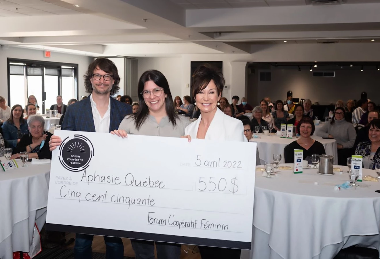 Louis-Philippe Rivard, Émilie Claveau de Covris Coopérative et Josée Boudreault, avec le chèque de 550 $ pour Aphasie Québec.