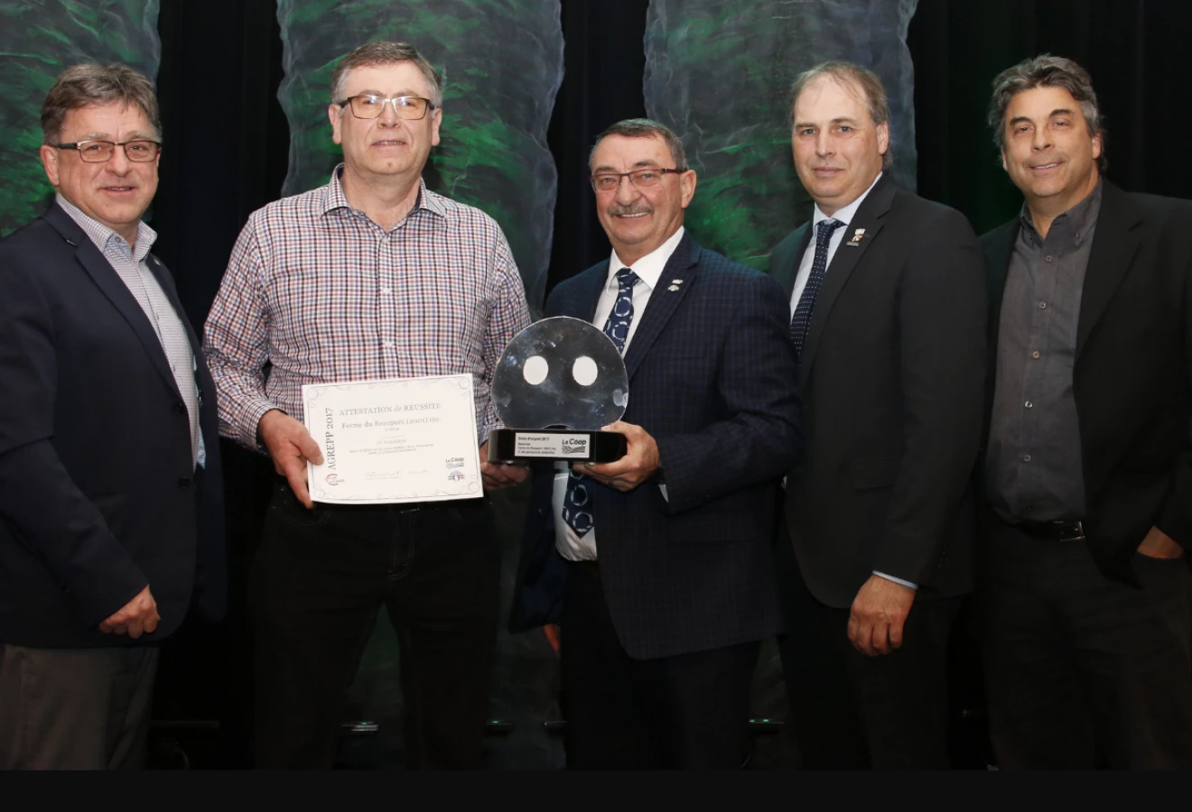 Jean-Yves Lavoie, directeur commercial, Service monogastrique à La Coop fédérée; Denis Beaudoin, copropriétaire de la Ferme du Beauporc (2001) inc.; Réjean Vermette, président de la Filière porcine coopérative; Ghislain Gervais, président de La Coop fédérée et Joël Zummo, directeur du regroupement des Deux Rives.