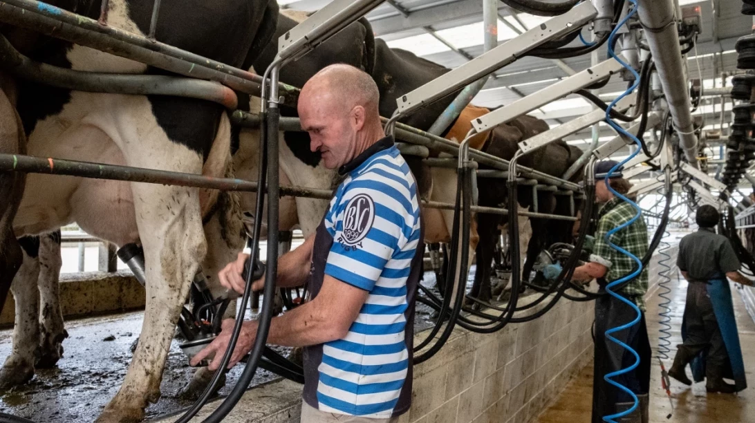 John Gregan dans son étable