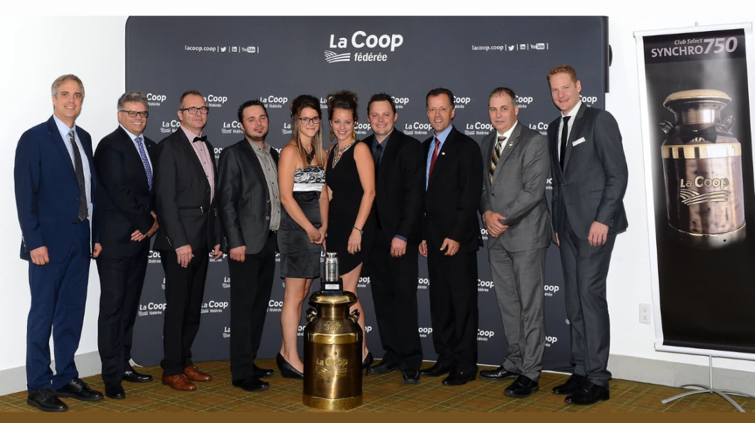 De gauche à droite : David Arseneau, directeur général des Productions animales; Gaétan Desroches, chef de la direction; Yvan Rosa, expert-conseil à La Coop Alliance; Étienne Lessard, Marie-Pier Boutin, Johannie Couture et Guillaume Lessard de la Ferme Holdream; Robin Malenfant, expert-conseil à La Coop Alliance; Ghislain Gervais, président et Sébastien Léveillé, vice-président exécutif agricole.