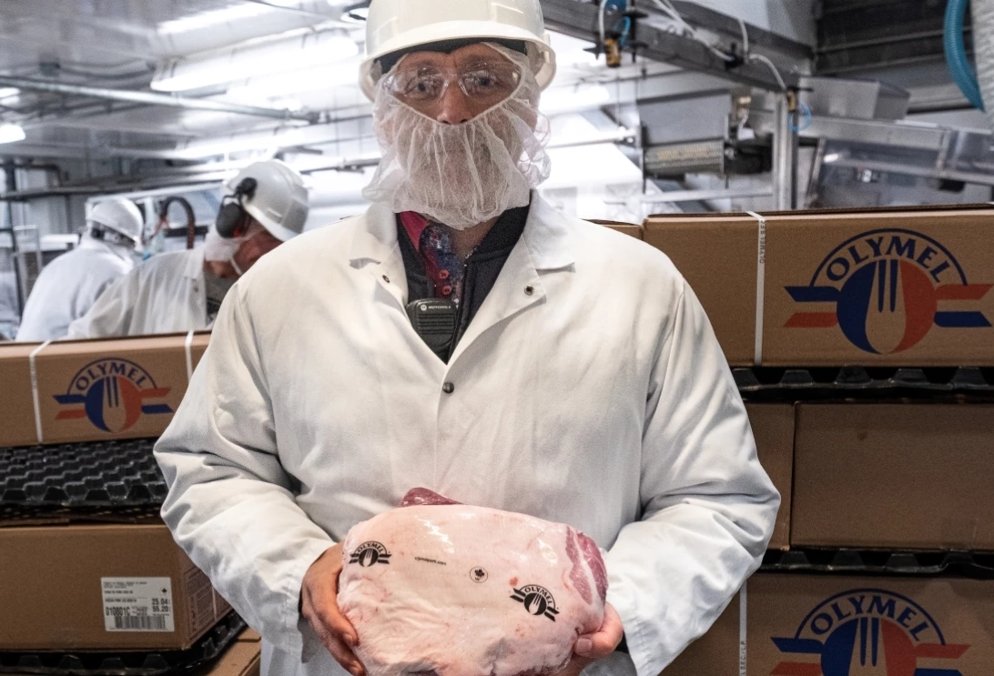 Steve Mayer dans une usine d'Olymel