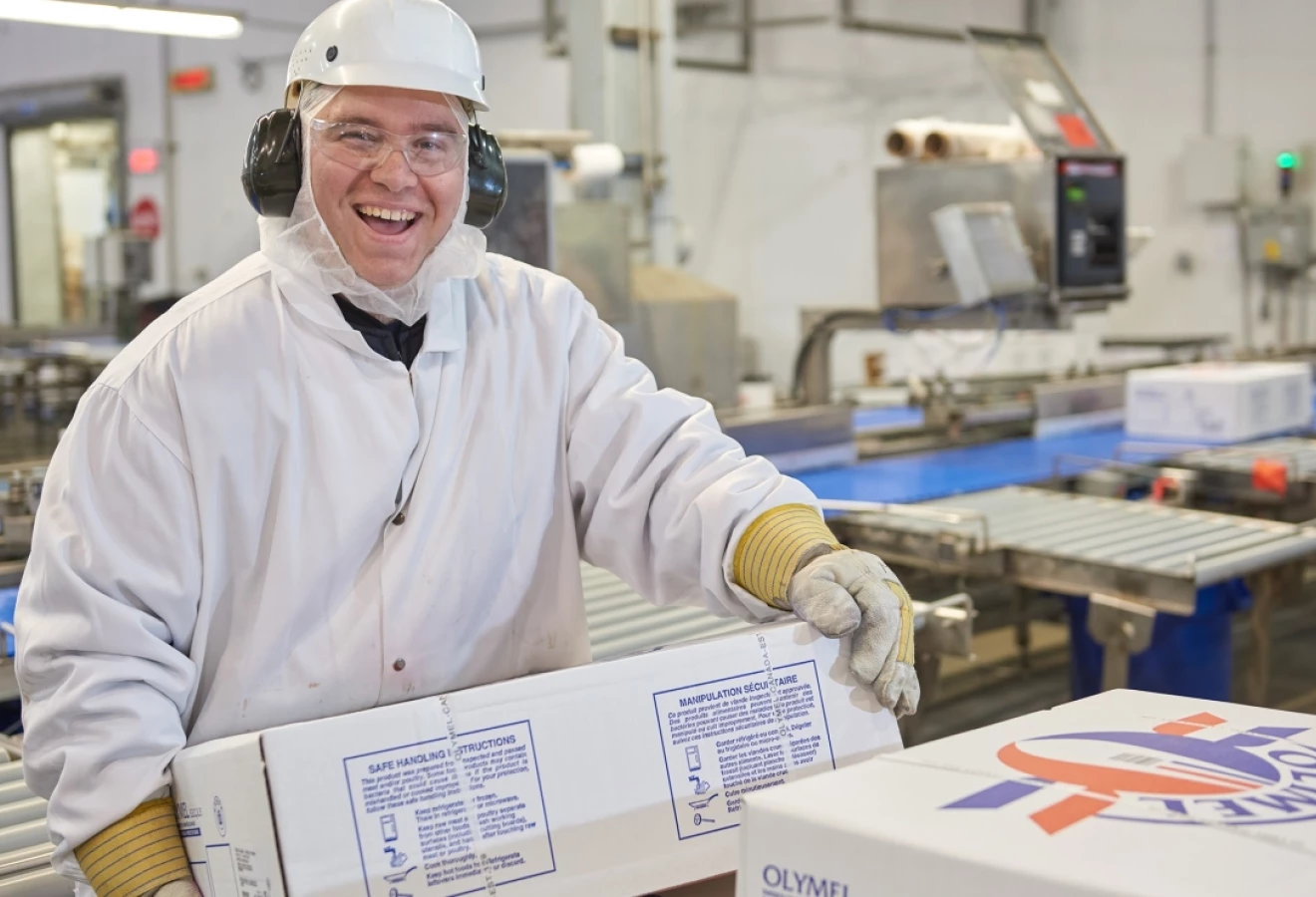 Un travailleur emballe des produits Olymel