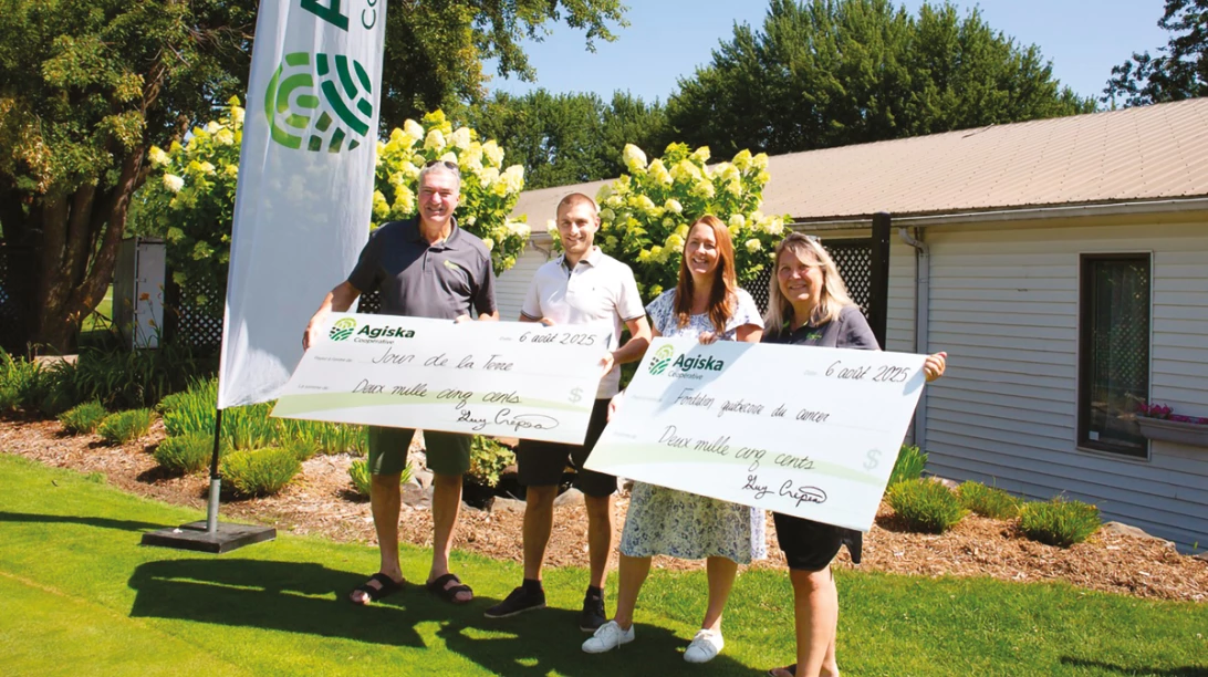 Guy Crépeau, président d’Agiska Coopérateur, Mathieu Neau, directeur des plantations, Jour de la terre, Sandra Asselin, directrice du centre régional de l'Estrie de la Fondation québécoise du cancer et Nathalie Frenette, cheffe de de la direction d’Agiska Coopérative.