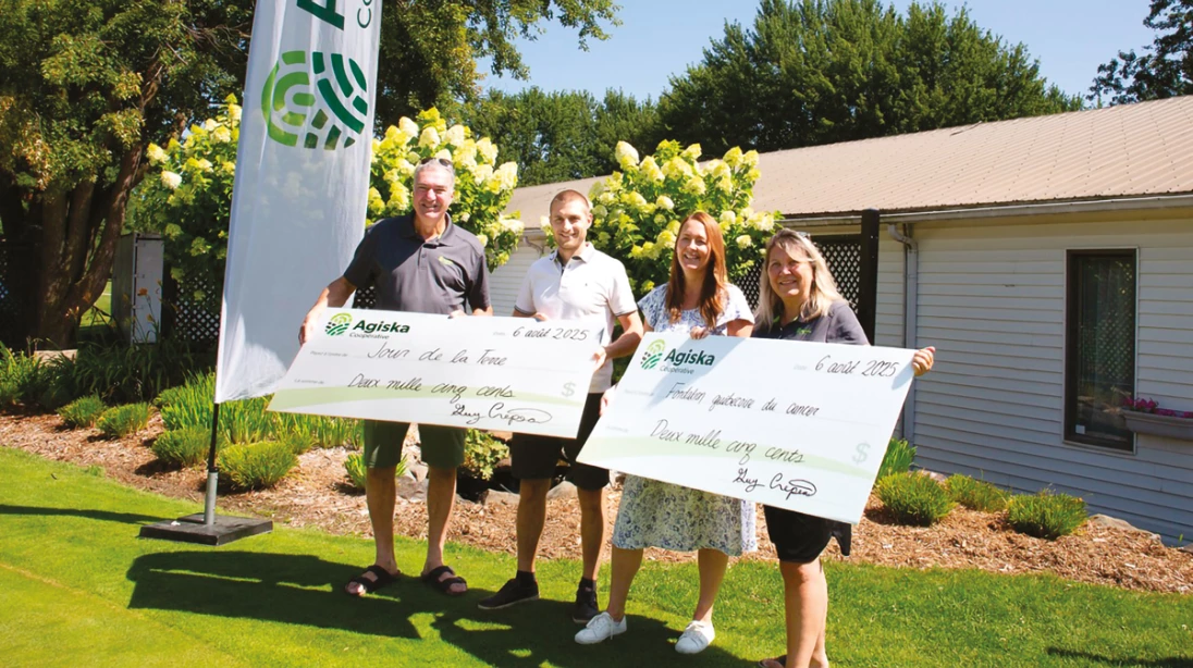 Guy Crépeau, président d’Agiska Coopérateur, Mathieu Neau, directeur des plantations, Jour de la terre, Sandra Asselin, directrice du centre régional de l'Estrie de la Fondation québécoise du cancer et Nathalie Frenette, cheffe de de la direction d’Agiska Coopérative.