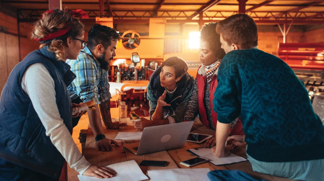 Personnes en réunion