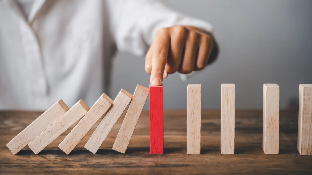 Effet de domino avec des bouts de bois