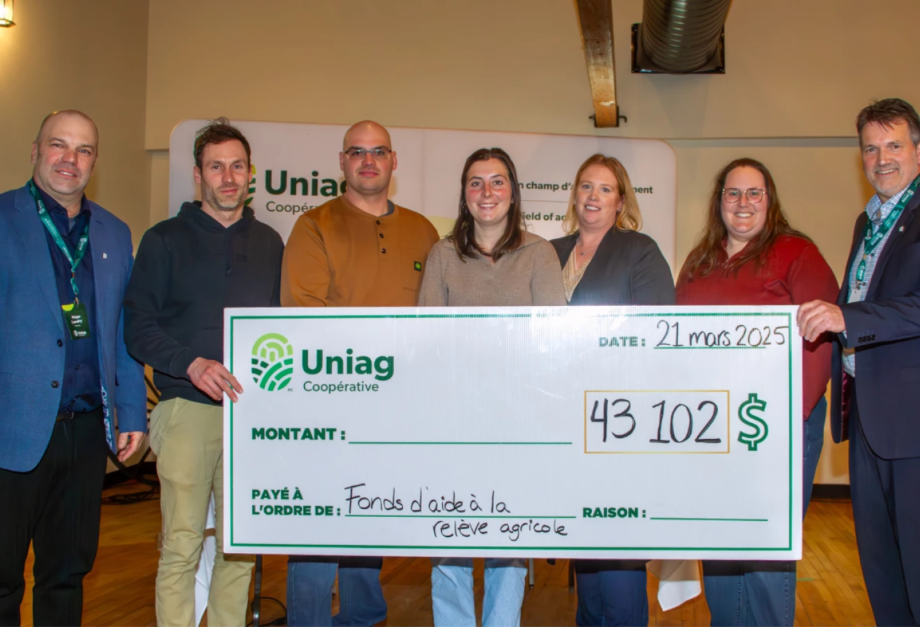 Chèque remis au FCARA par Uniag Coopérative