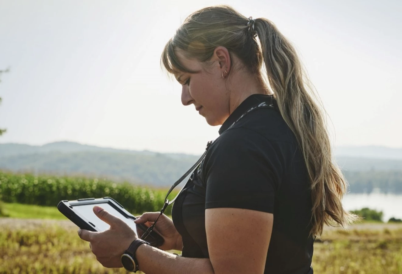 Une experte-conseil sur une tablette