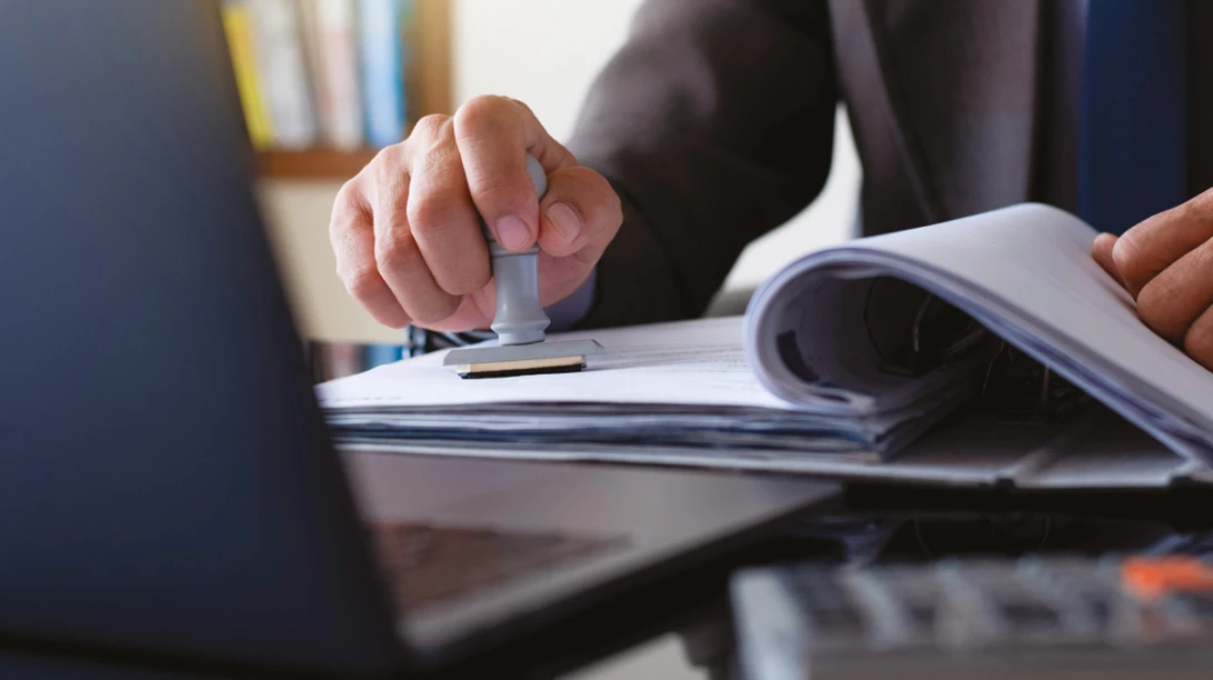 Personne estampant des documents