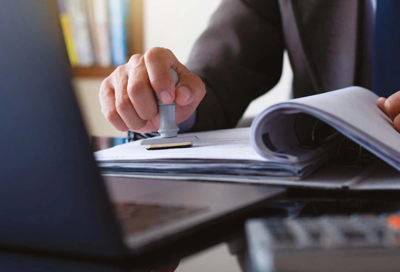 Personne estampant des documents