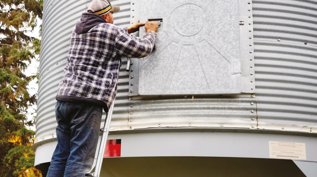 Homme travaillant sur un silo