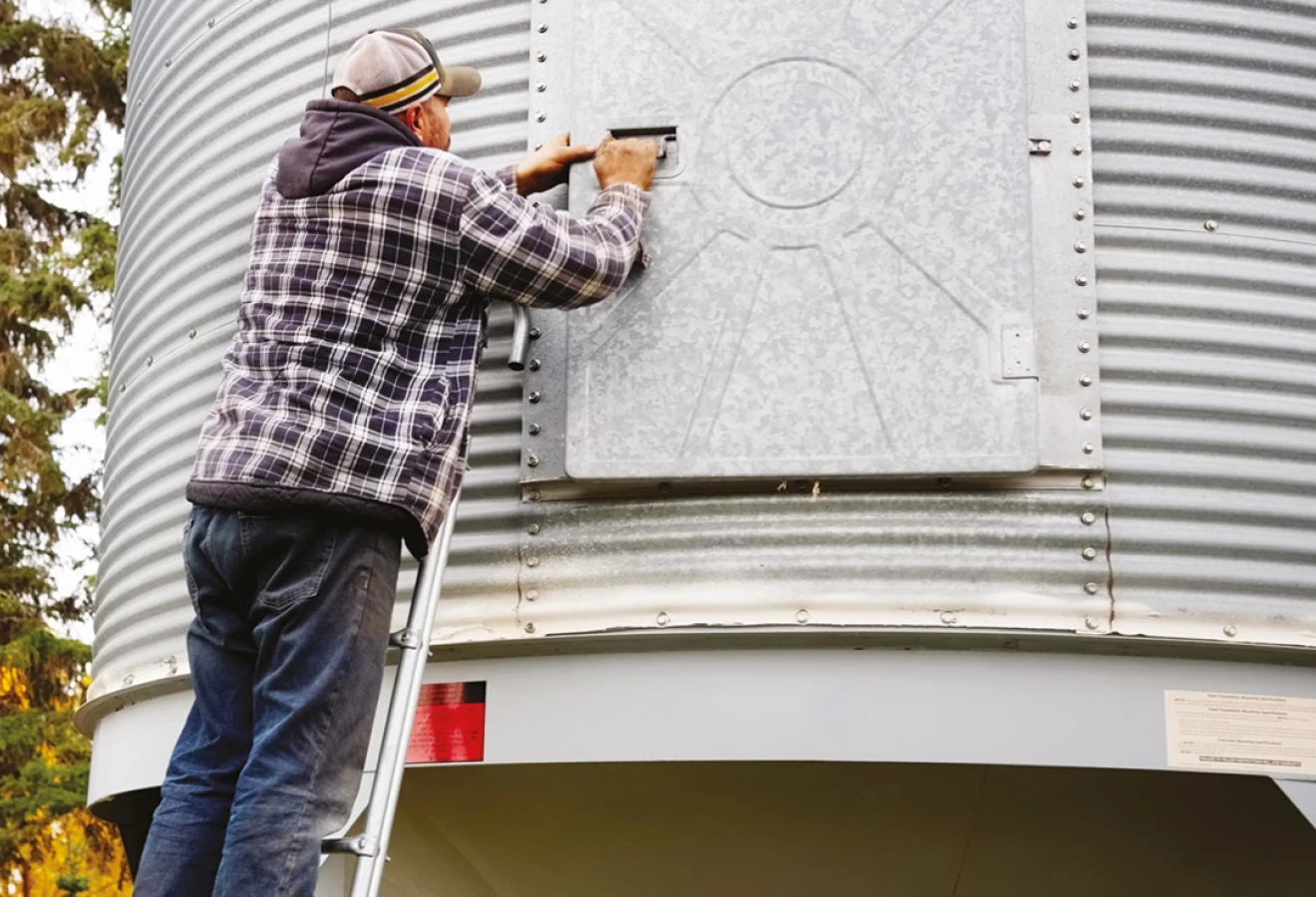 Homme travaillant sur un silo