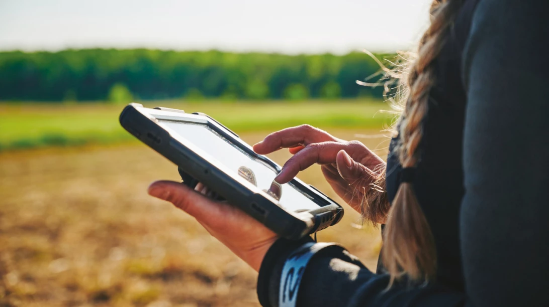 Femme utilisant une tablette dans un champ