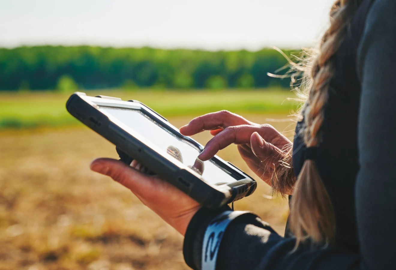 Femme utilisant une tablette dans un champ