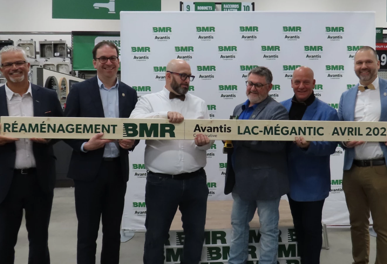 Martin Goulet, représentant de territoire de Groupe BMR, Michel Delisle, chef de la direction d’Avantis Coopérative, Ken Tanguay, directeur des opérations division détail d’Avantis, René Lapierre, vice-président du conseil d’administration d’Avantis, Jean-Claude Grenier, directeur du magasin de Lac-Mégantic, Israel Ward-McNally, vice-président division détail.