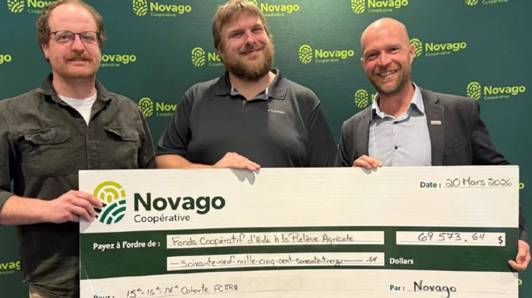 Michaël Jeker et Kristian Forget reçoivent leur aide financière du Fonds coopératif d’aide à la relève agricole des mains du président, monsieur Stéphane Leclerc.