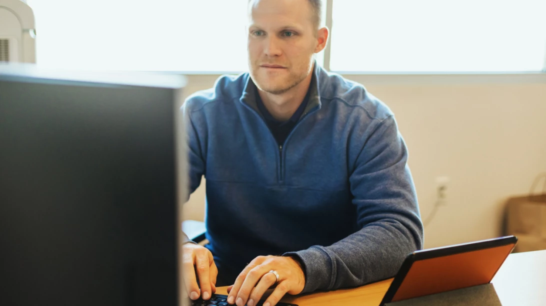 Homme travaillant à un ordinateur