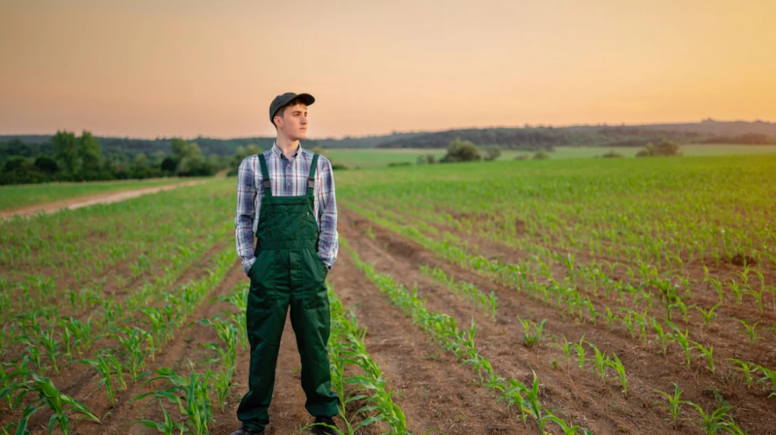 Jeune agriculteur dans un champ