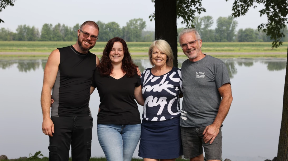 Francis et sa conjointe Christine, Maryse Gélinas et François Drainville, parents de Francis.
