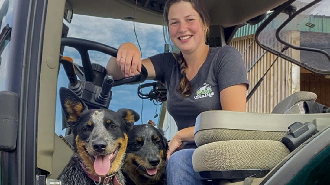Lily Bouffard dans son tracteur avec ses chiens