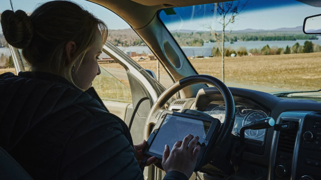Une agricultrice utilise le portail AgConnexion sur sa tablette dans son camion