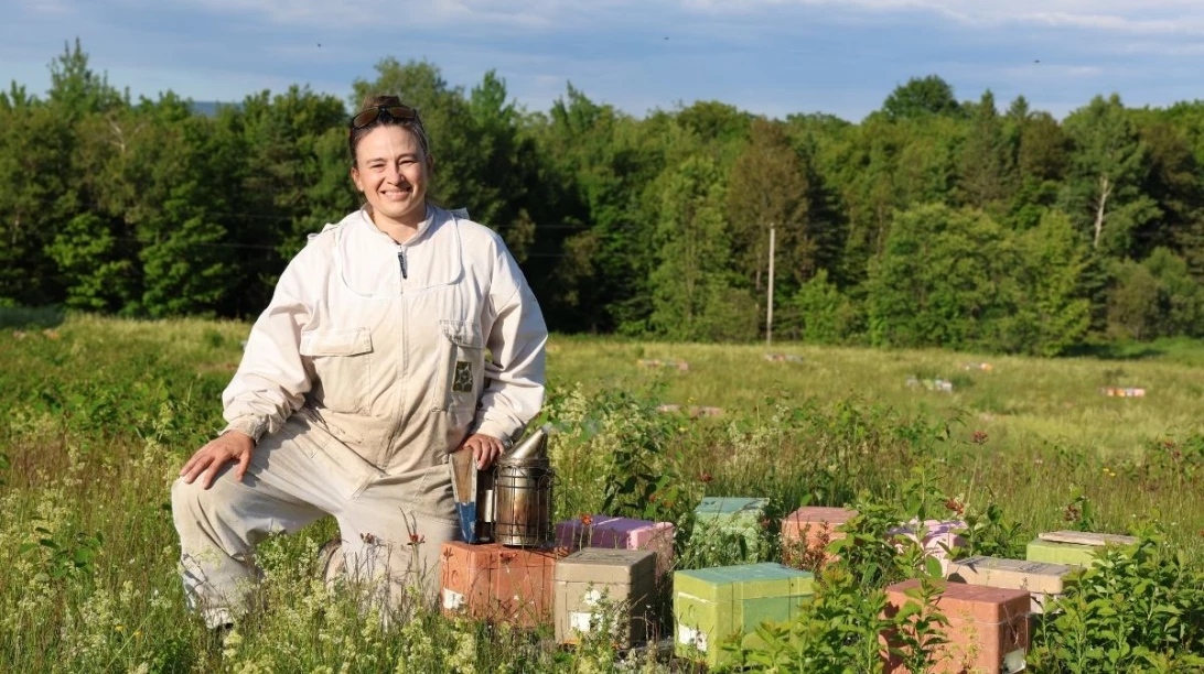 Maggie Lamothe à côtés de ses ruches