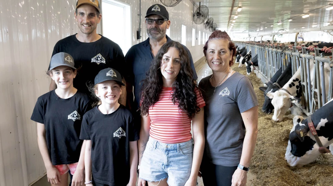 Éliana, Évelyne et leur maman Karine Desmarais sont impliquées dans le succès de la ferme tout comme Dominic et ses parents, Jacques Vincent et Carmen Champagne.