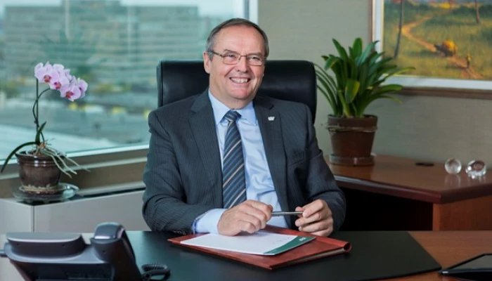 Photo de Denis Richard dans son bureau.