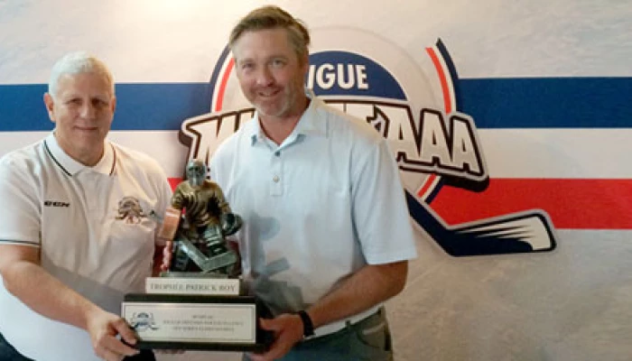 Photo du directeur de la ligue de hockey Midget AAA accompagné d'un ancien joueur.