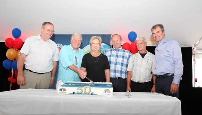 Image de personnes présentes à la célébration des cinquante ans de l'usine de Vallée-Jonction.