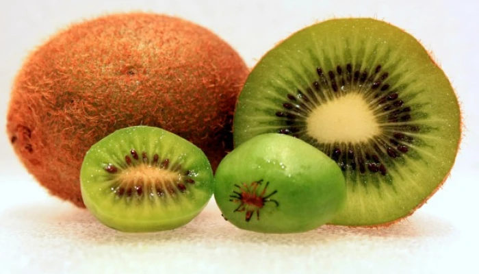 Kiwis arctiques à côté de kiwis réguliers.