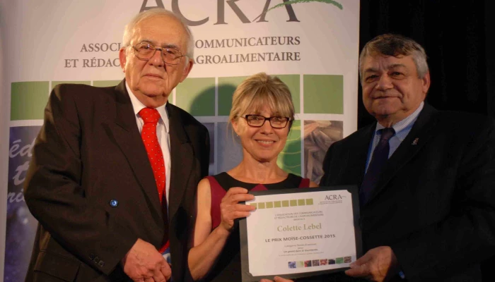 Colette Lebel en train de recevoir un prix Moïse-Cossette.