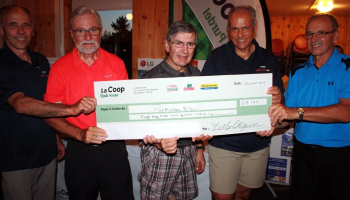Photo du président de Parkinson Bas-Saint-Laurent recevant le chèque de la Coop Purdel.