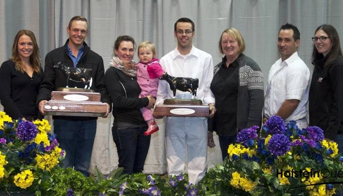 Photo de Joël et JM Valley Holstein avec leurs prix, en compagnie de proches.