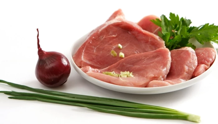 Photo de morceaux de porcs dans une assiette.