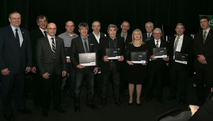 Plusieurs membres de La Coop Seigneurie réunis ensemble.