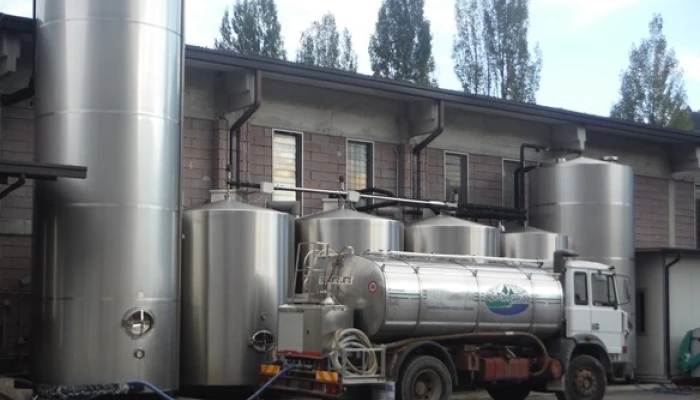 Photo de l'extérieur d'un bâtiment agricole d'une coopérative italienne.