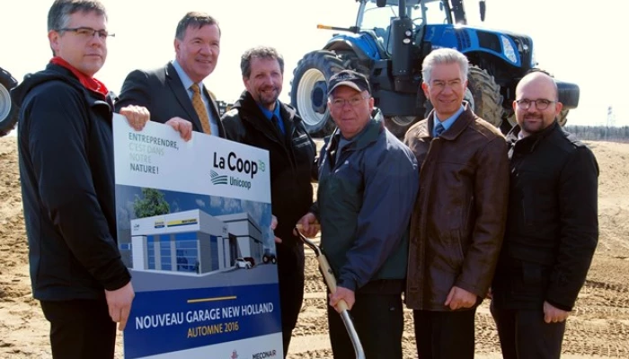Personnes présentes lors de la pelletée de terre officielle pour le nouveau garage New Holland.