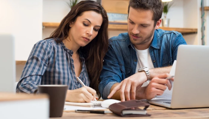 Un couple en train de gérer des documents.