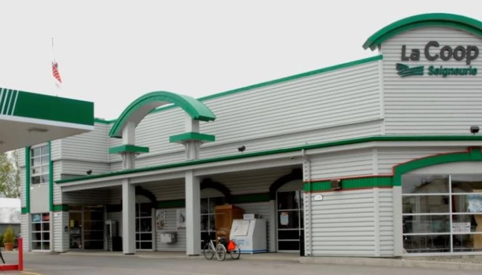 Extérieur d'une épicerie de La Coop Seigneurie.